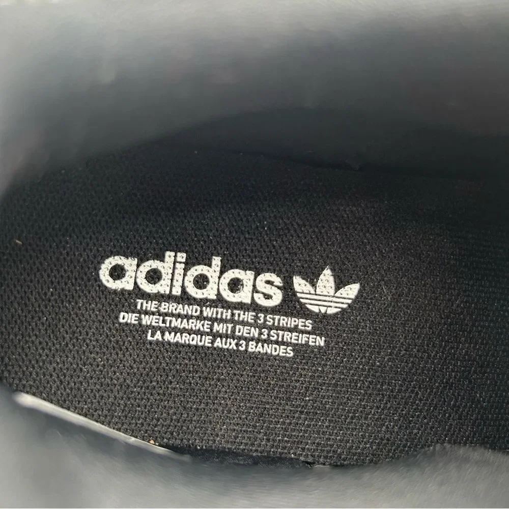 NWOB Adidas Swift Run 22 J Black/ Grey Unisex US Size 6.5